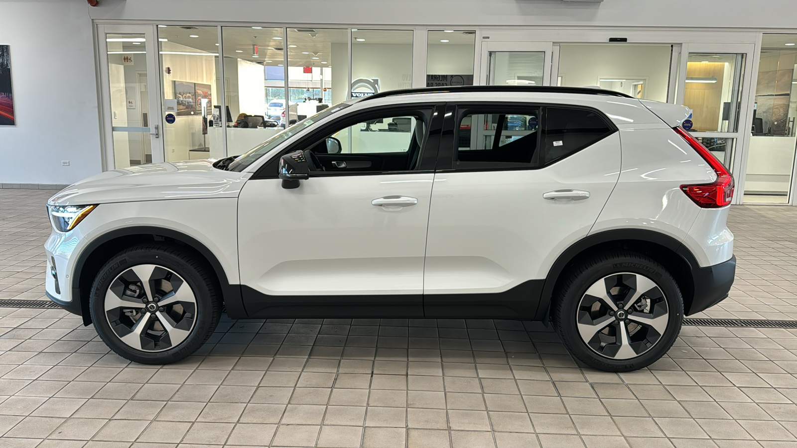 2025 Volvo XC40 Plus Dark Theme 7