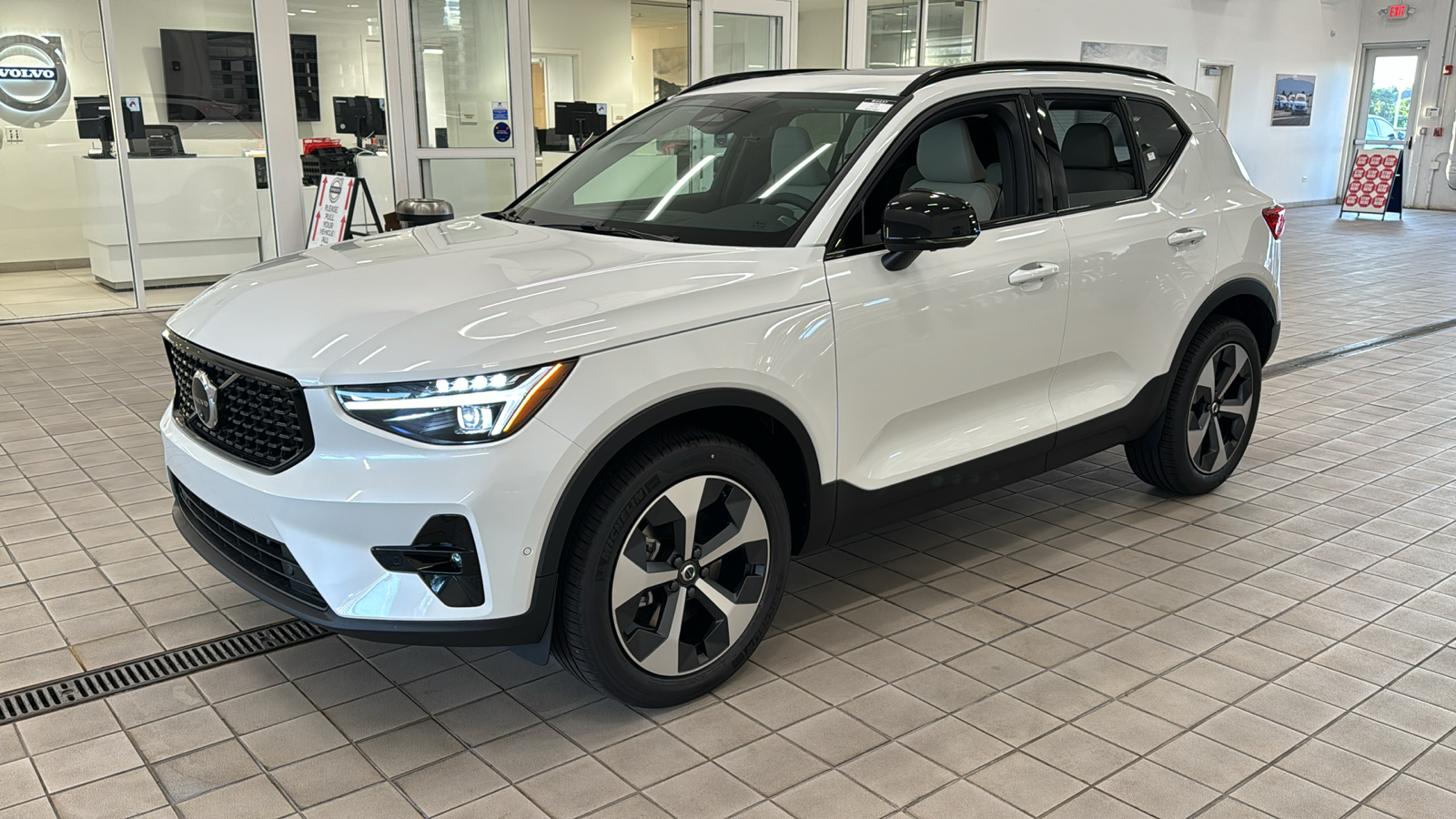 2025 Volvo XC40 Plus Dark Theme 8