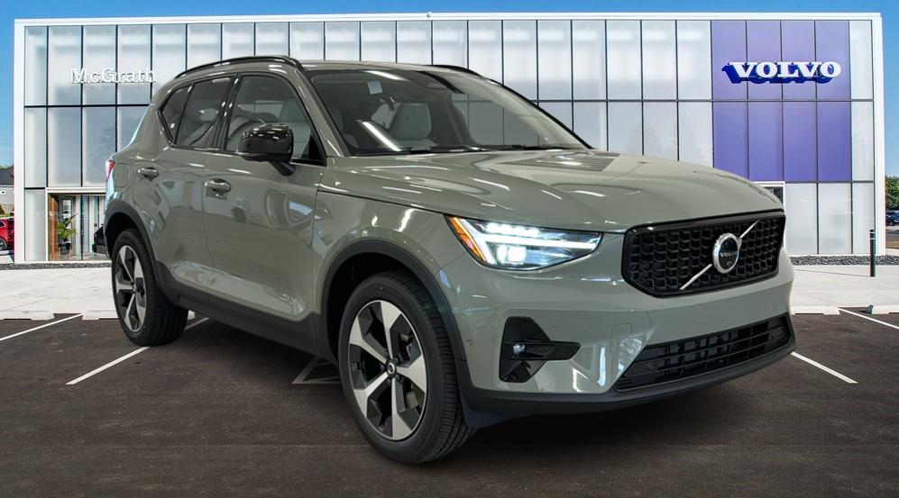 2025 Volvo XC40 Plus Dark Theme 1