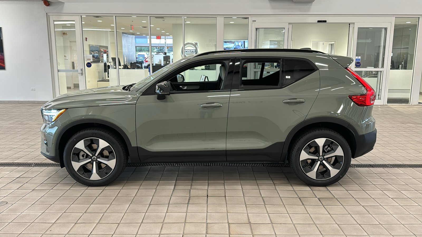 2025 Volvo XC40 Plus Dark Theme 7