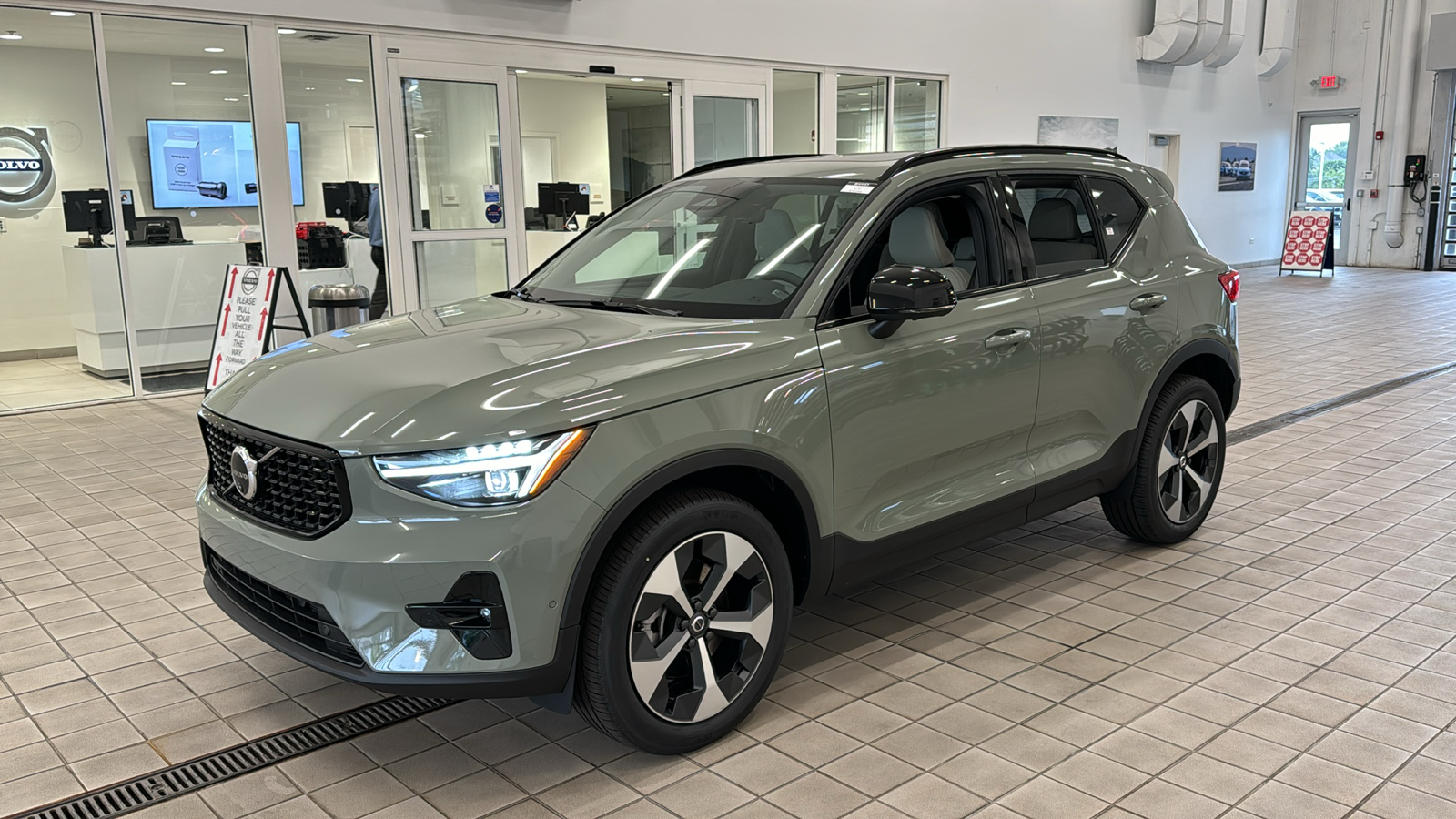 2025 Volvo XC40 Plus Dark Theme 8