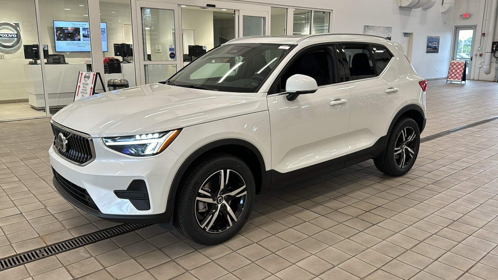 2025 Volvo XC40 Core Bright Theme 8