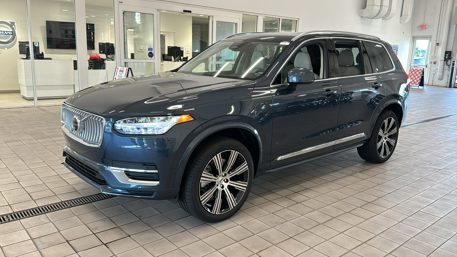 2025 Volvo XC90 Plug-In Hybrid Plus 8