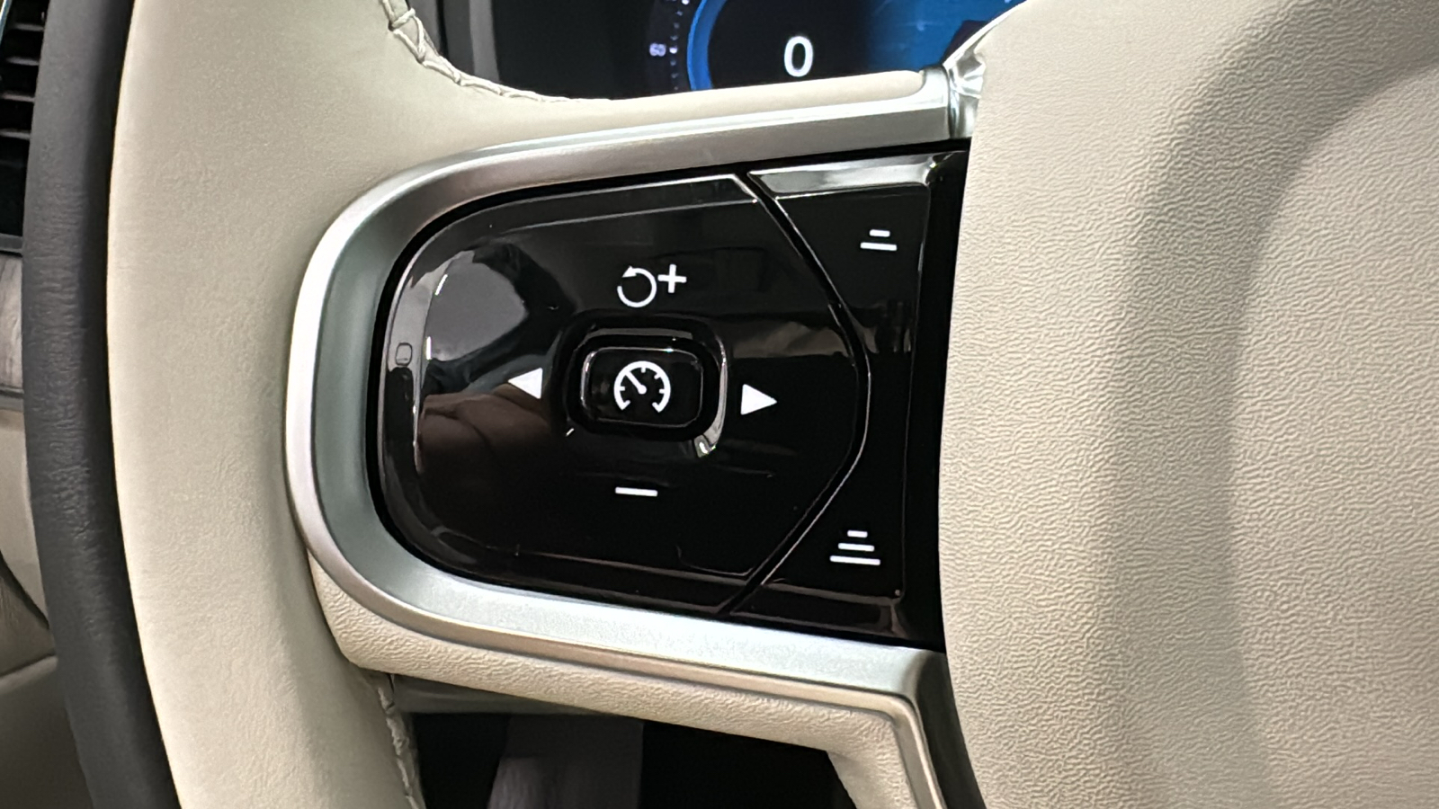 2025 Volvo XC90 Plug-In Hybrid Plus 12