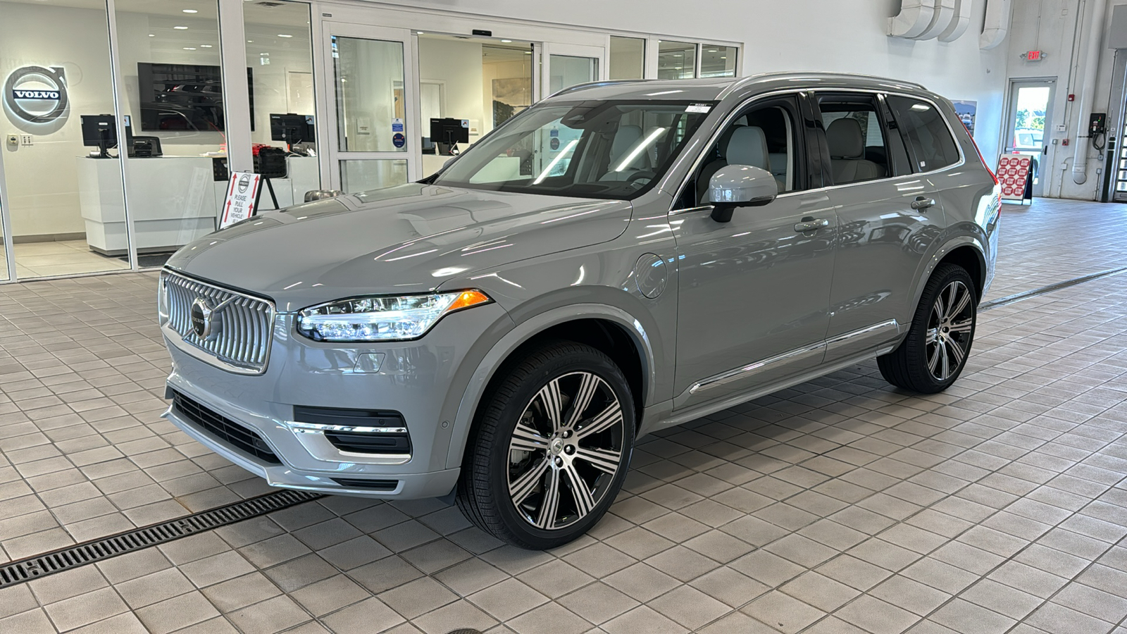 2025 Volvo XC90 Plug-In Hybrid Ultra 8