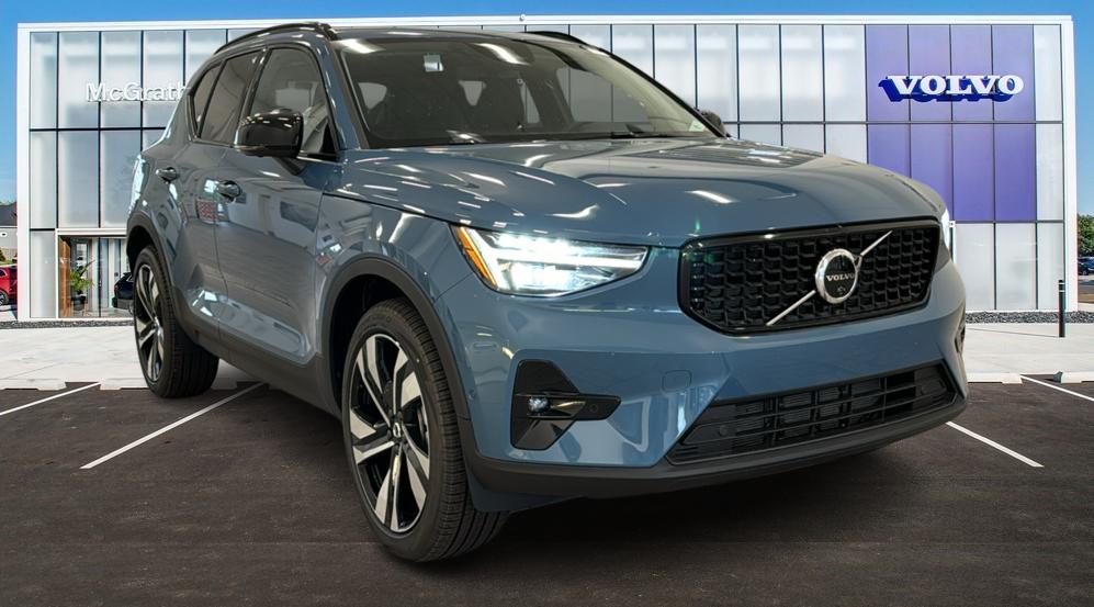 2025 Volvo XC40 Plus Dark Theme 1