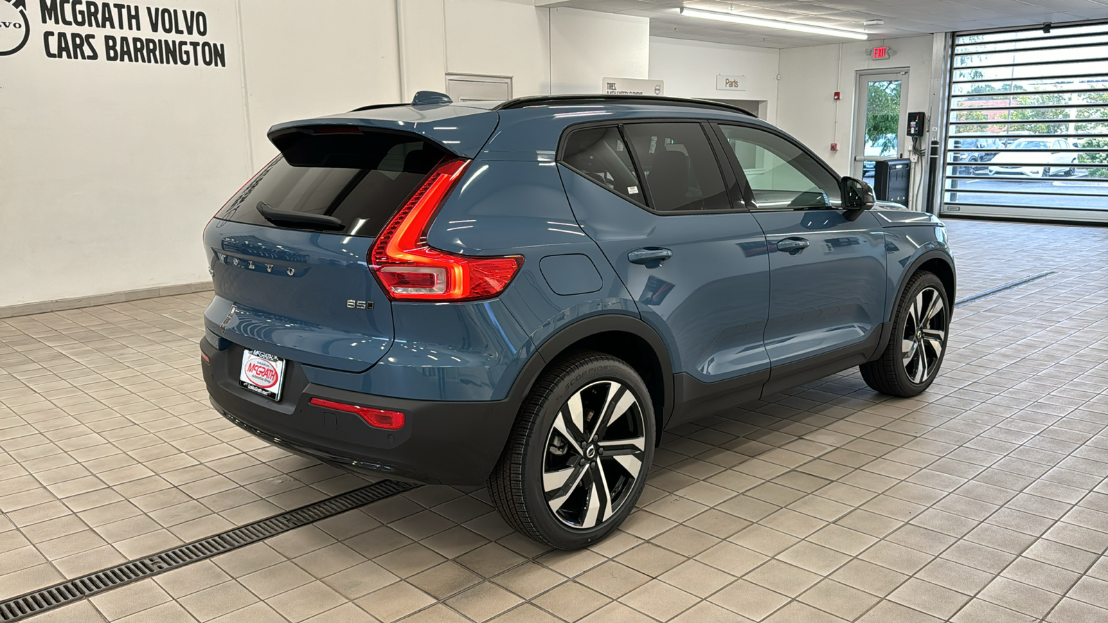 2025 Volvo XC40 Plus Dark Theme 4