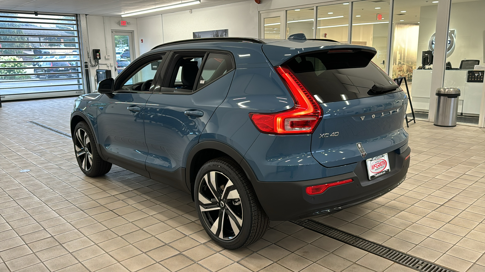 2025 Volvo XC40 Plus Dark Theme 6