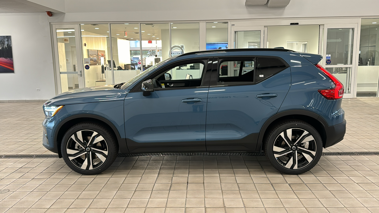 2025 Volvo XC40 Plus Dark Theme 7