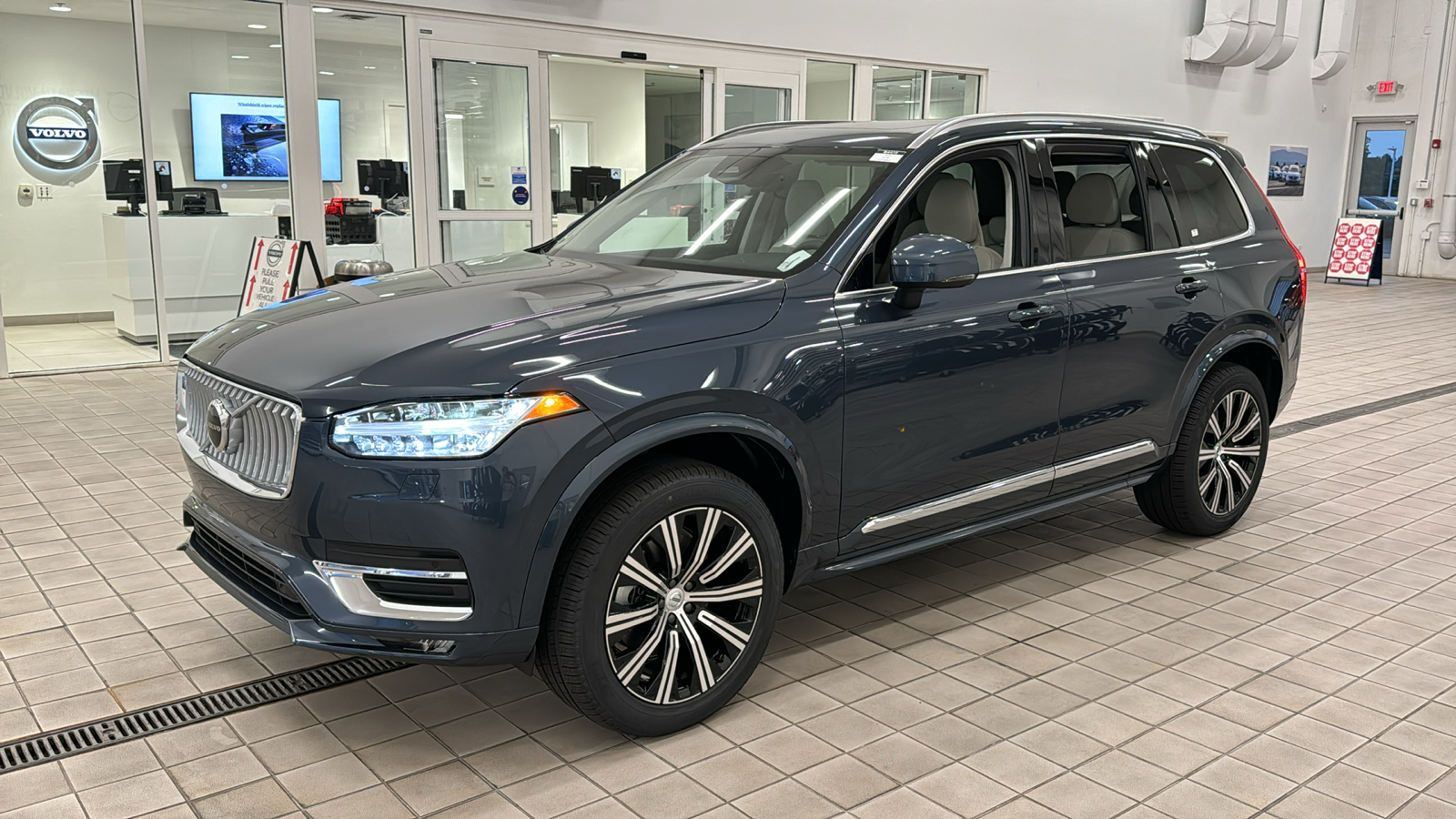 2025 Volvo XC90 Core 8