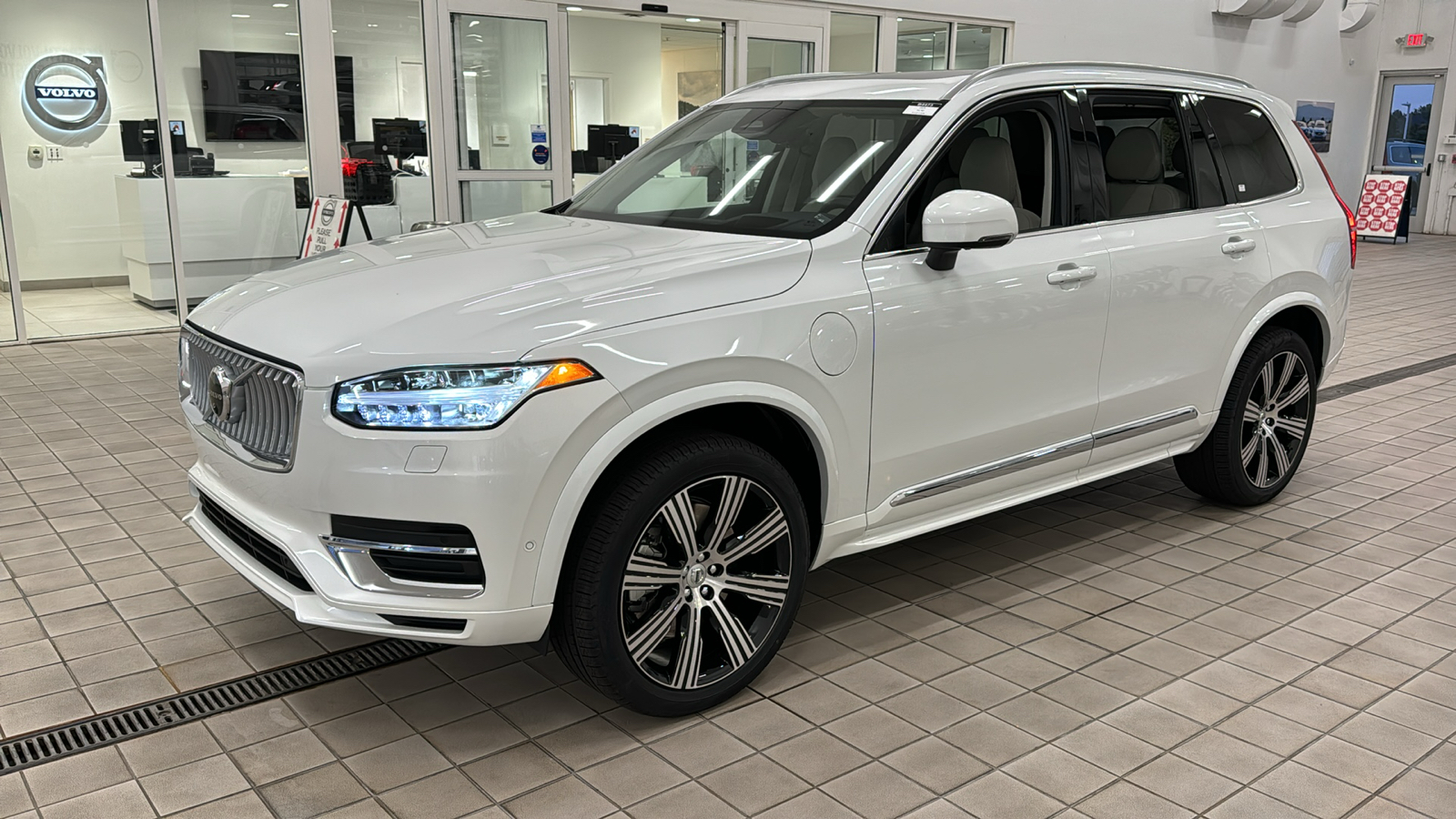 2025 Volvo XC90 Plug-In Hybrid Ultra 8