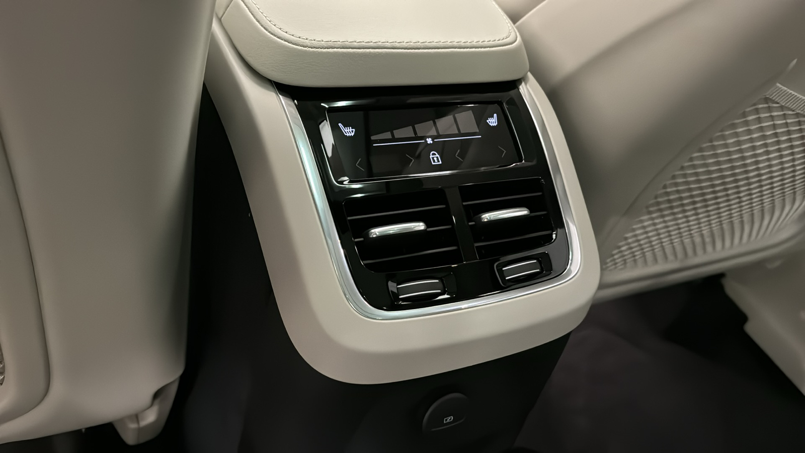 2025 Volvo XC90 Plug-In Hybrid Ultra 27