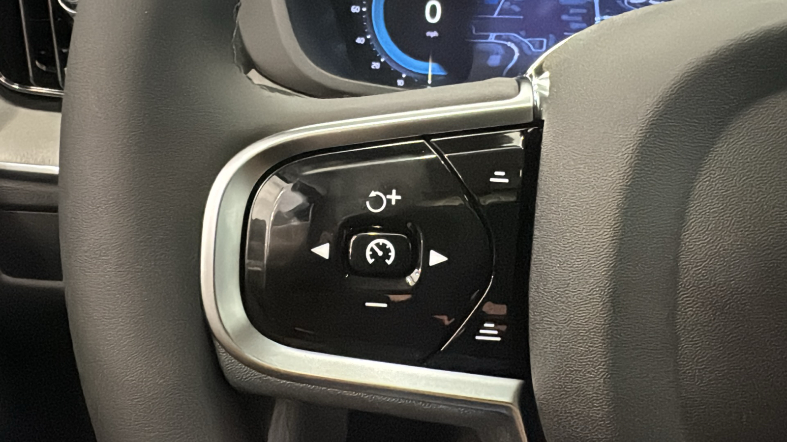 2025 Volvo XC60 Plug-In Hybrid Plus 12