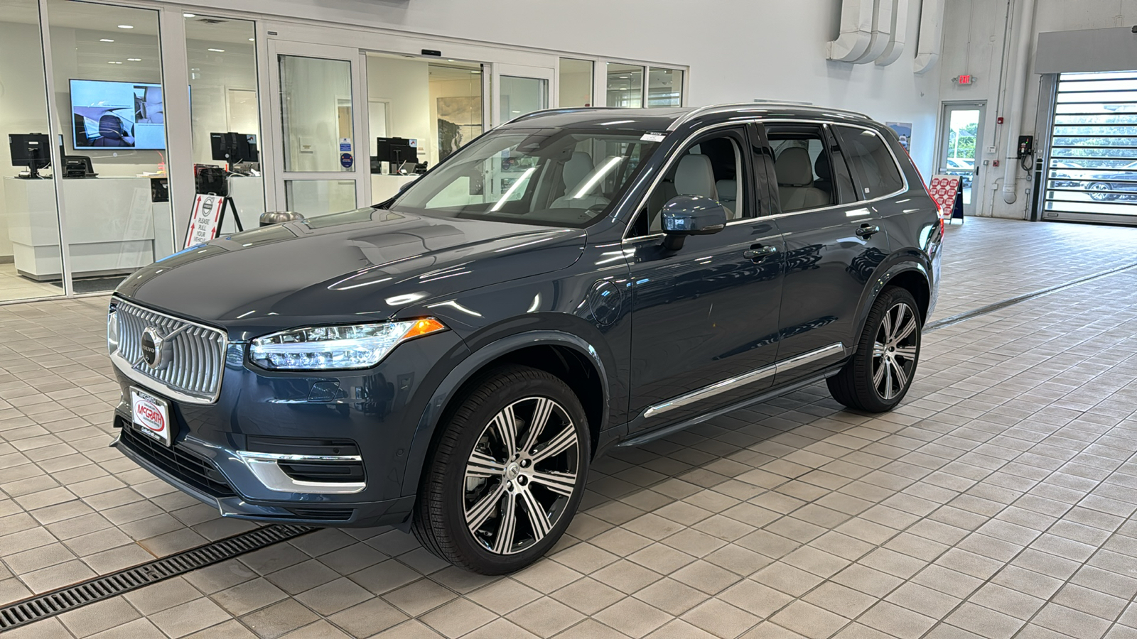 2025 Volvo XC90 Plug-In Hybrid Plus 8