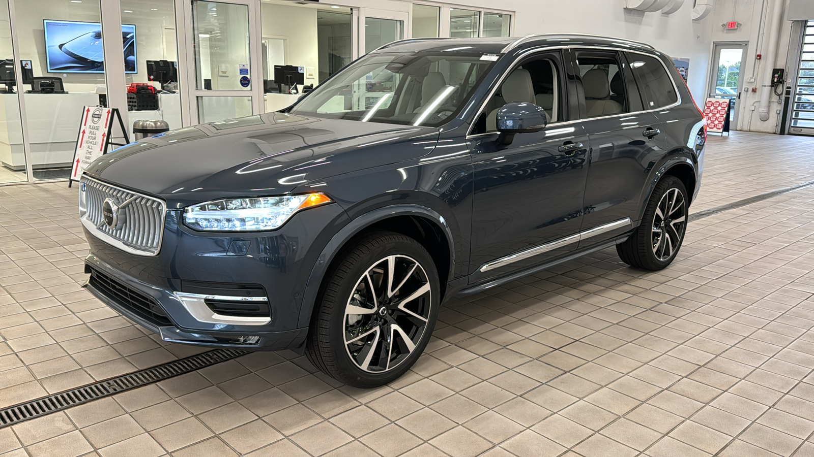 2025 Volvo XC90 Plus 8