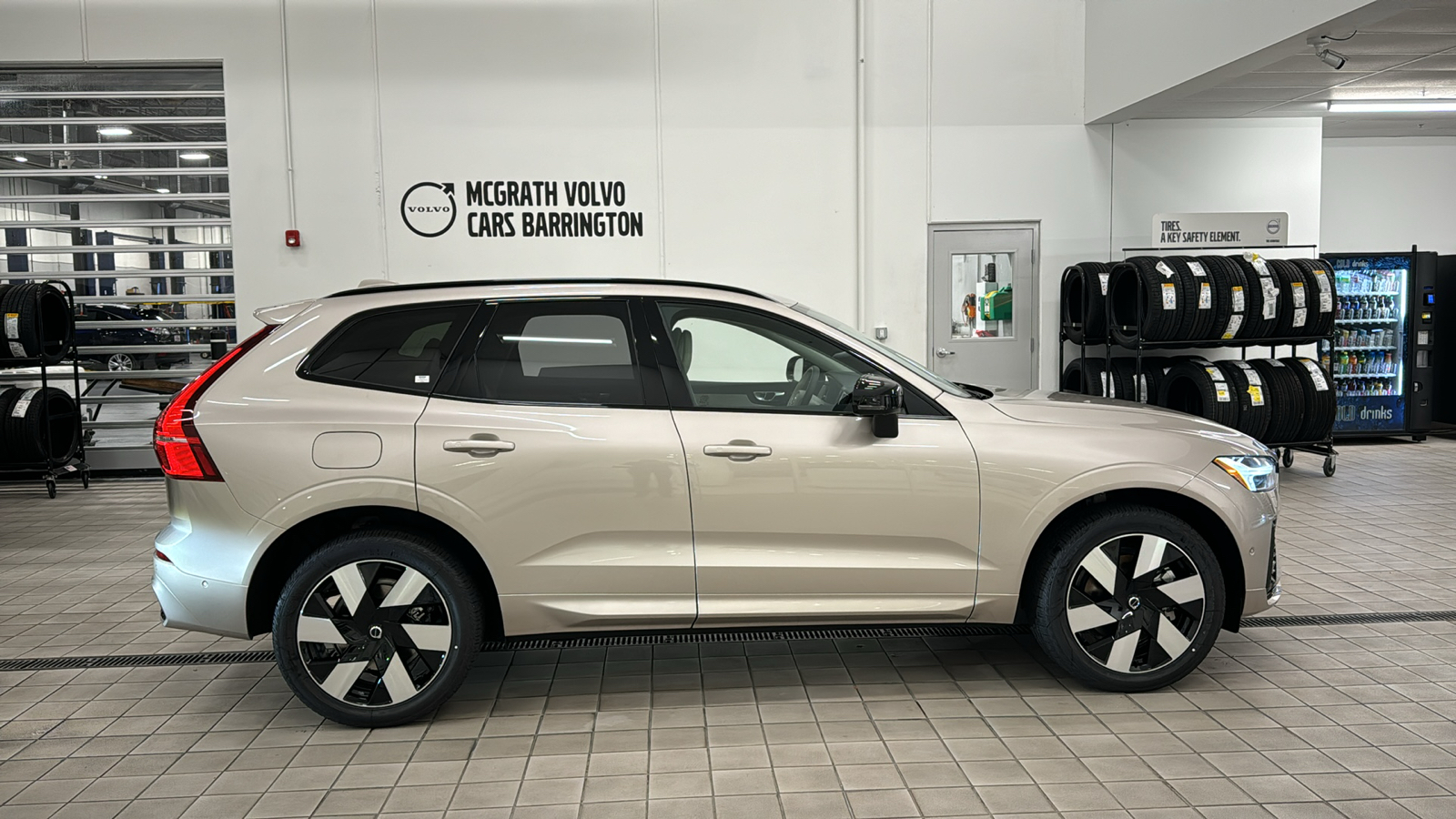 2025 Volvo XC60 Plug-In Hybrid Plus 3