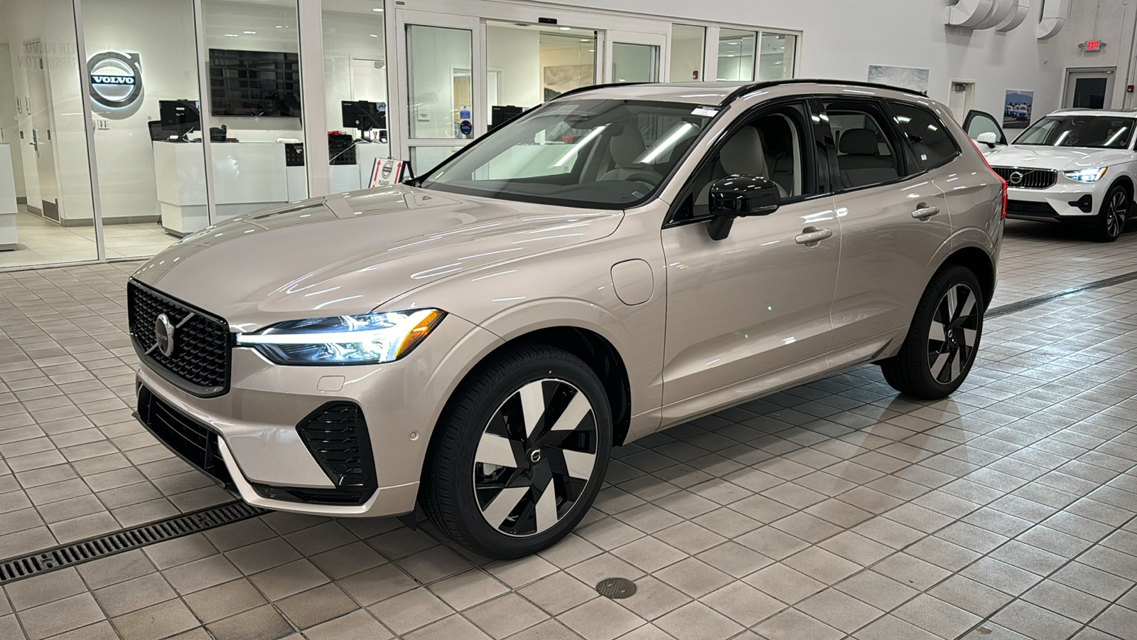 2025 Volvo XC60 Plug-In Hybrid Plus 8