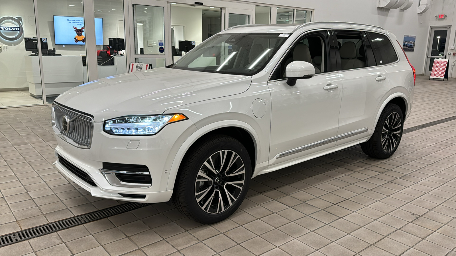 2025 Volvo XC90 Plug-In Hybrid Plus 8