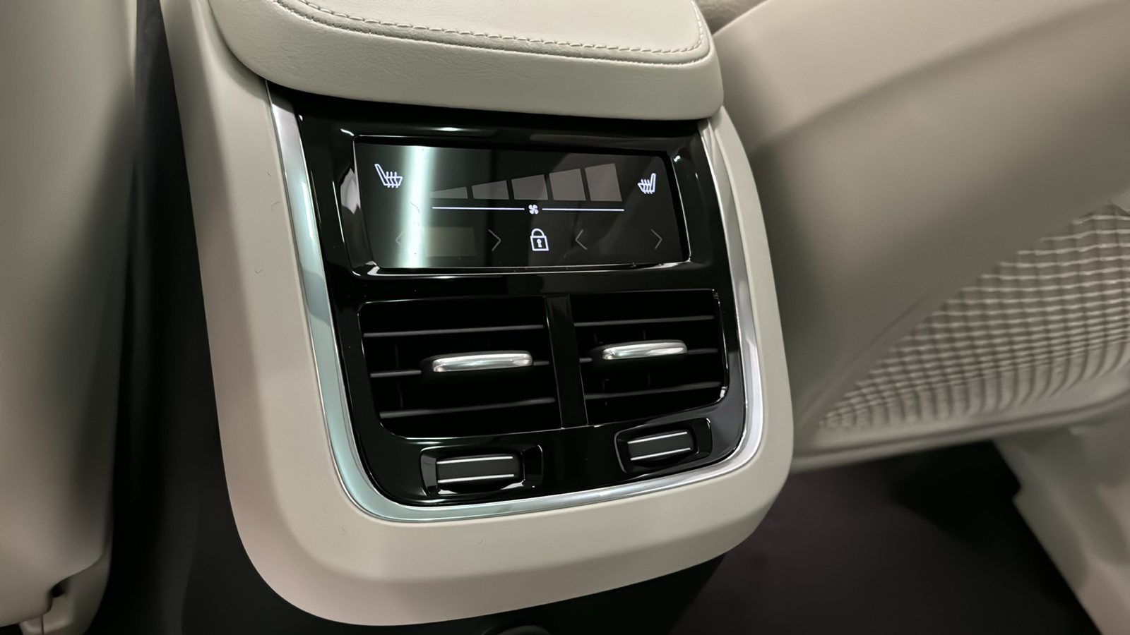 2025 Volvo XC90 Plug-In Hybrid Plus 27