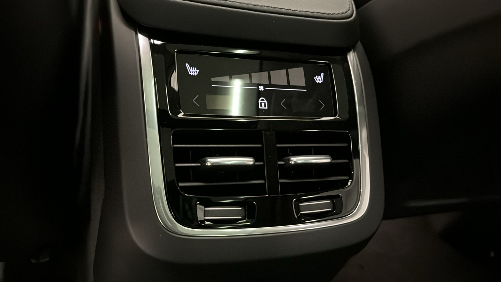 2025 Volvo XC90 Plug-In Hybrid Plus 27