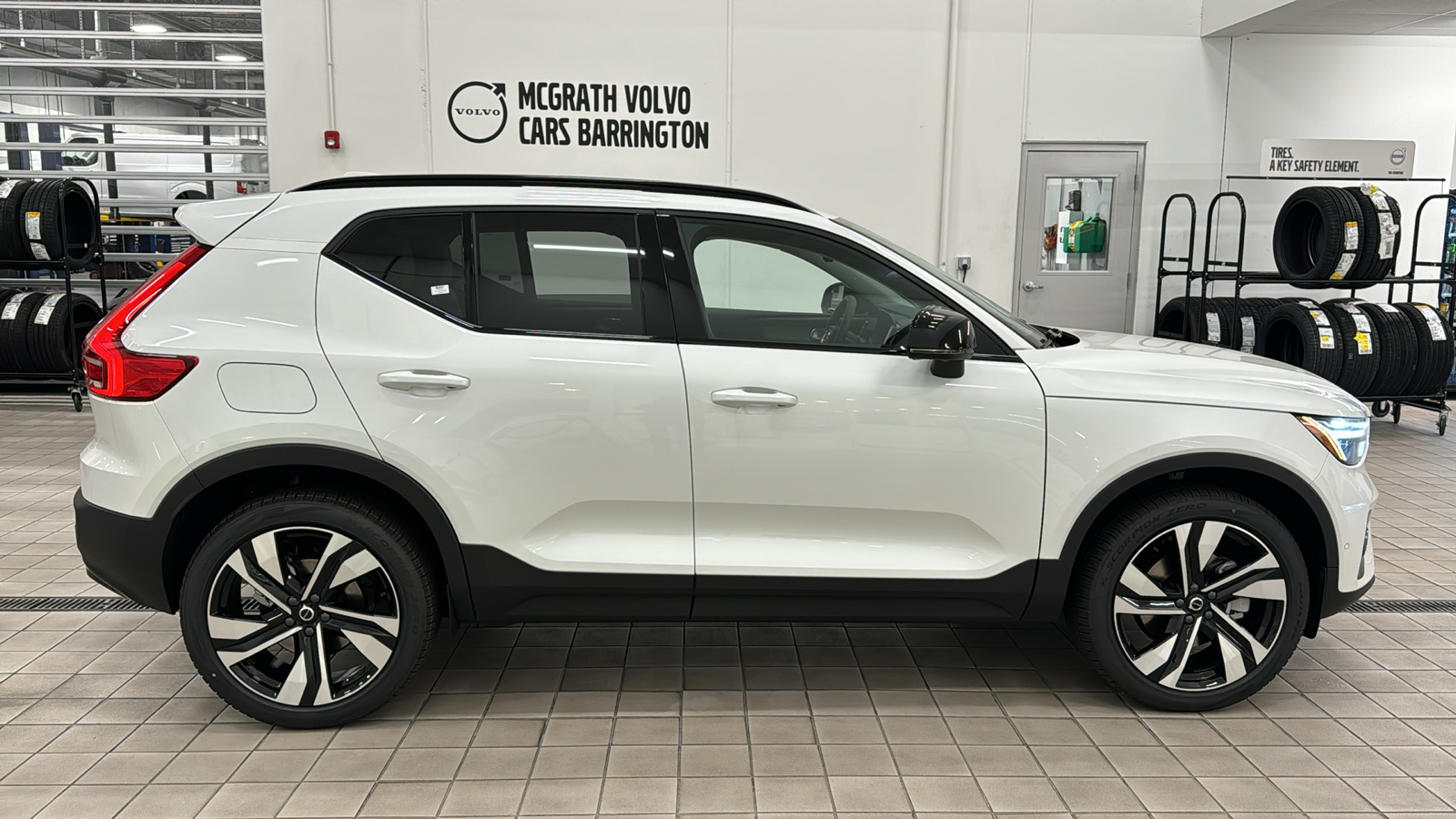 2025 Volvo XC40 Plus Dark Theme 3