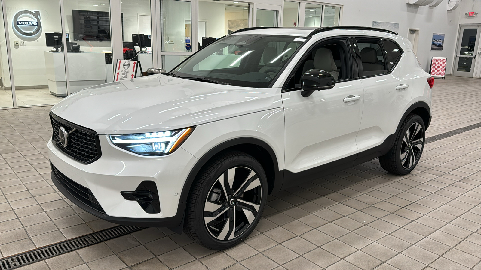 2025 Volvo XC40 Plus Dark Theme 8