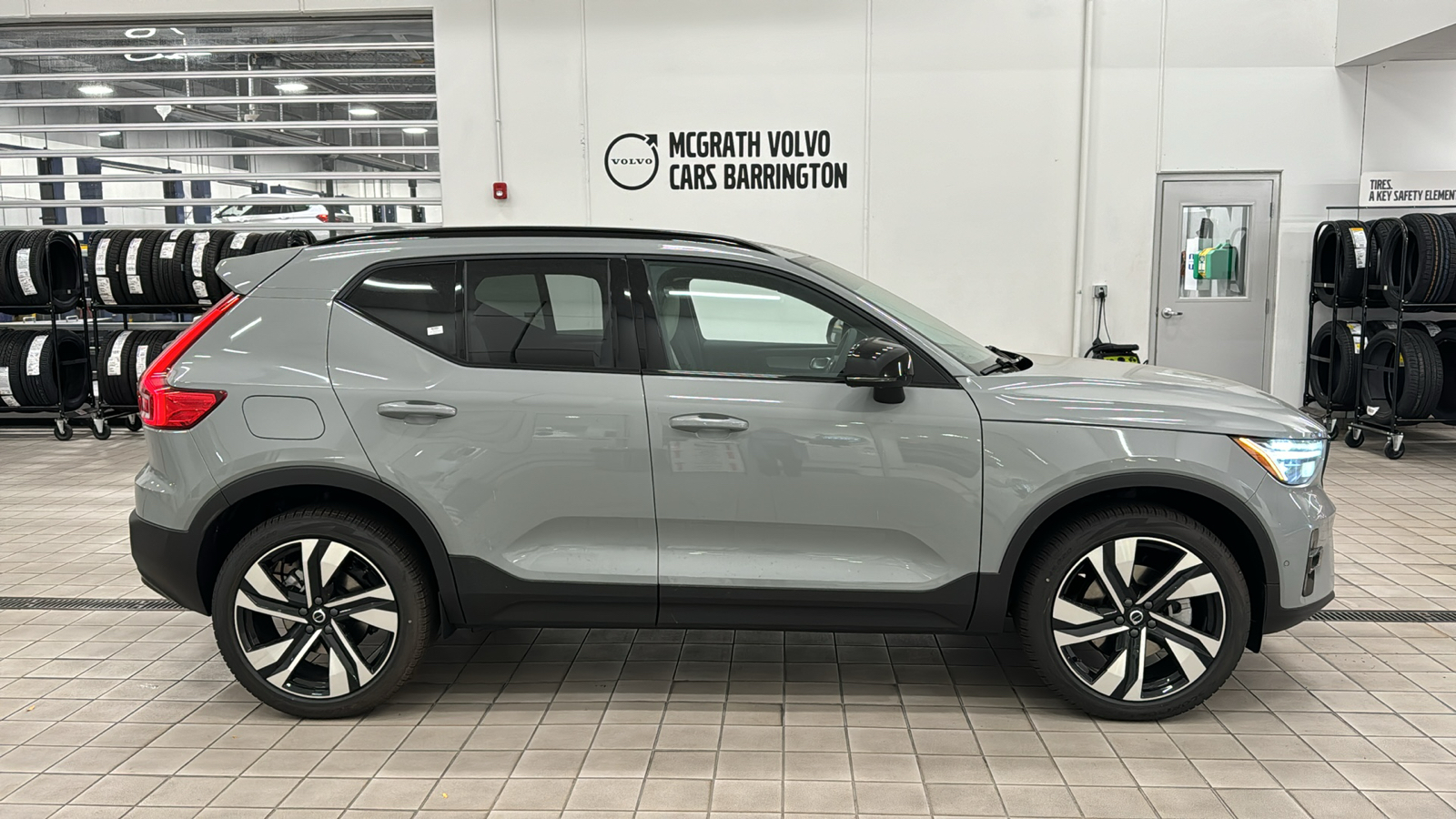 2025 Volvo XC40 Plus Dark Theme 3