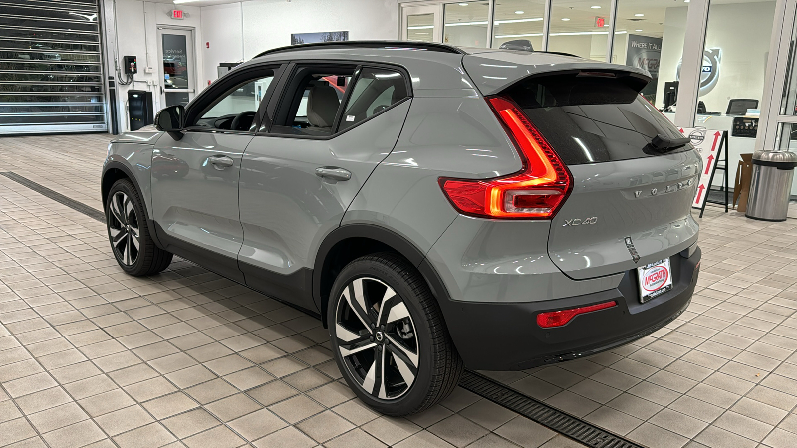 2025 Volvo XC40 Plus Dark Theme 6