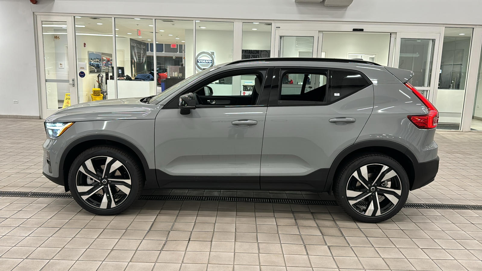 2025 Volvo XC40 Plus Dark Theme 7