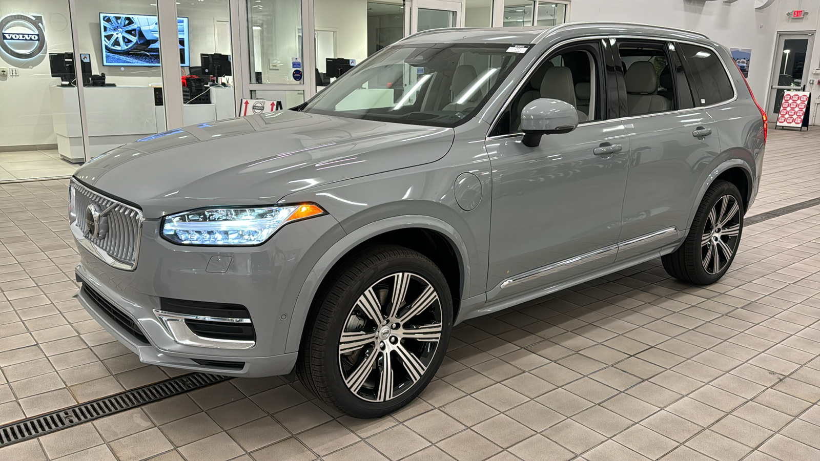 2025 Volvo XC90 Plug-In Hybrid Ultra 8