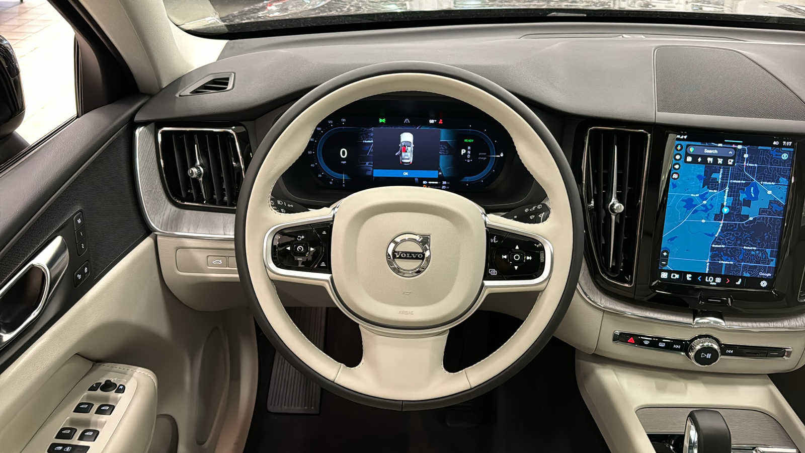 2025 Volvo XC60 Plug-In Hybrid Plus 11