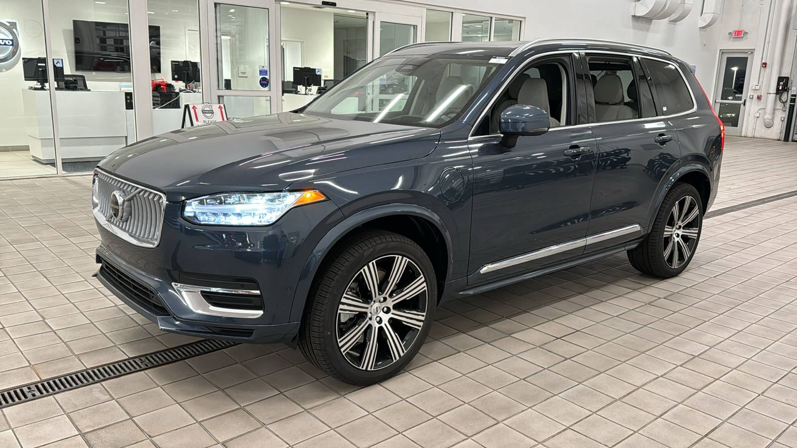 2025 Volvo XC90 Plug-In Hybrid Ultra 8