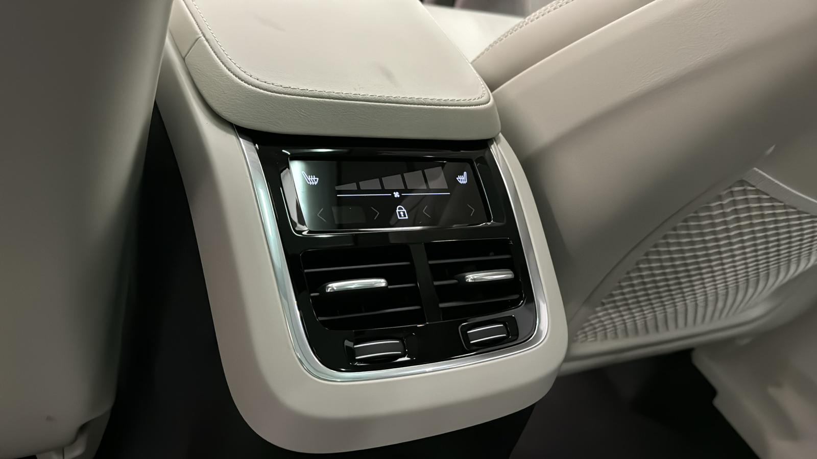 2025 Volvo XC90 Plug-In Hybrid Ultra 27