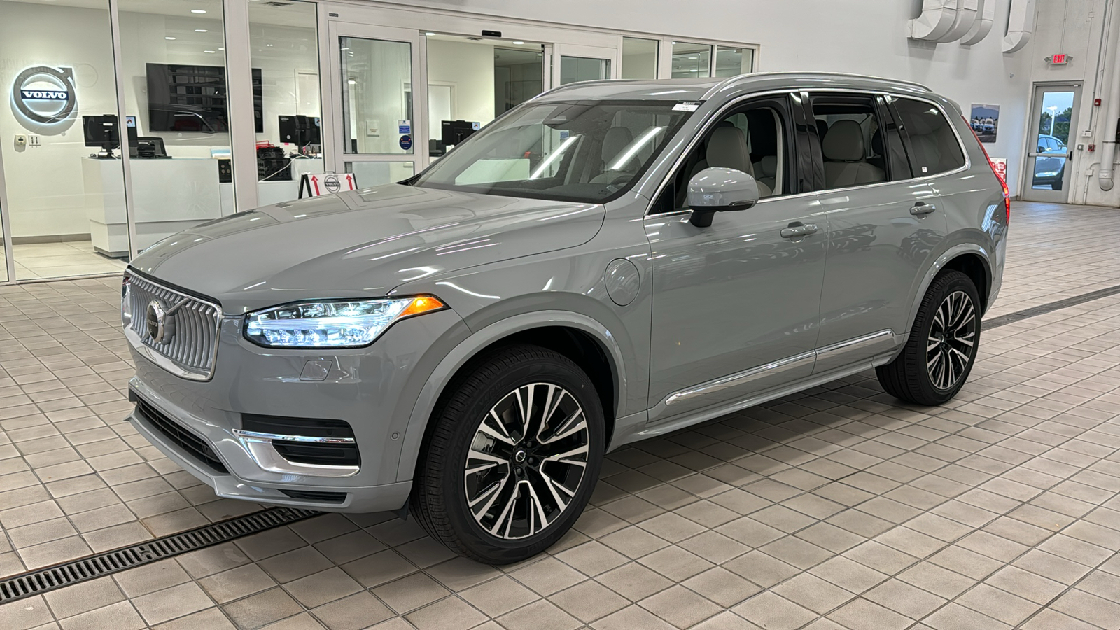 2025 Volvo XC90 Plug-In Hybrid Plus 8