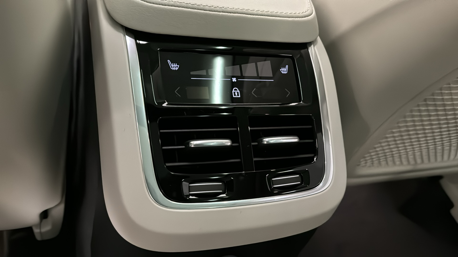 2025 Volvo XC90 Plug-In Hybrid Plus 27