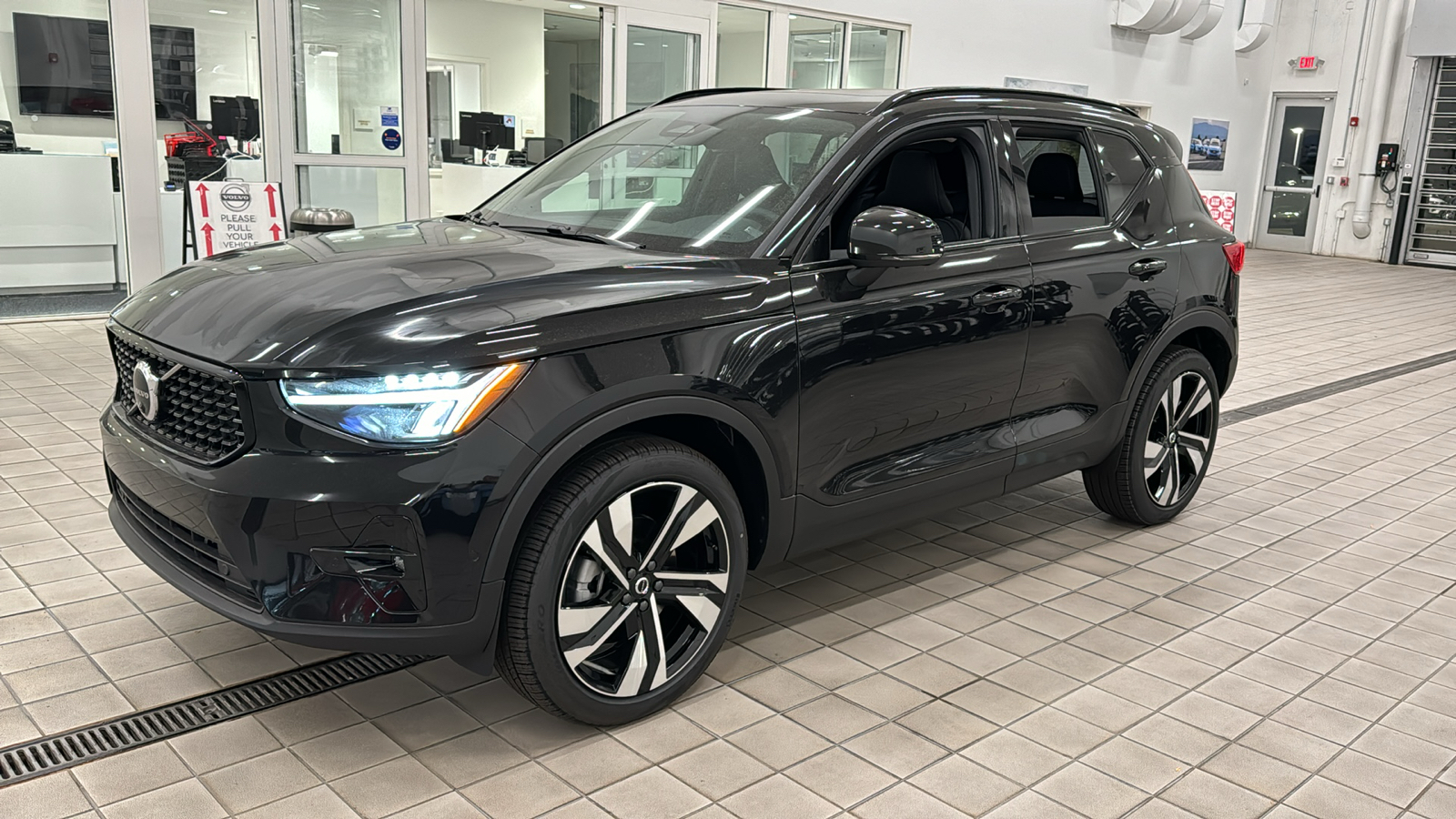 2025 Volvo XC40 Plus Dark Theme 8