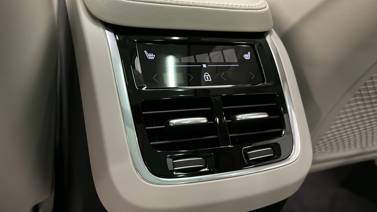 2025 Volvo XC90 Plug-In Hybrid Ultra 27