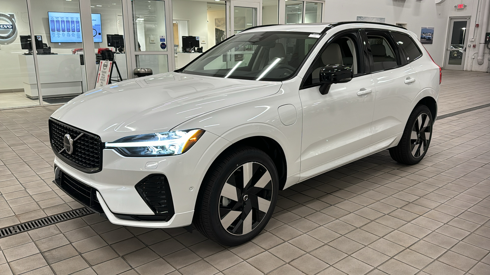 2025 Volvo XC60 Plug-In Hybrid Plus 8