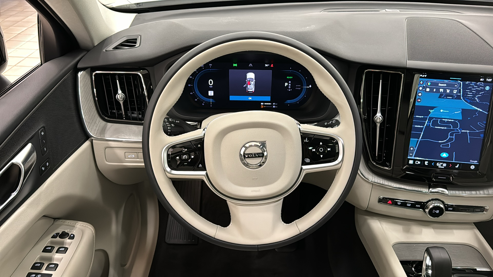 2025 Volvo XC60 Plug-In Hybrid Plus 11