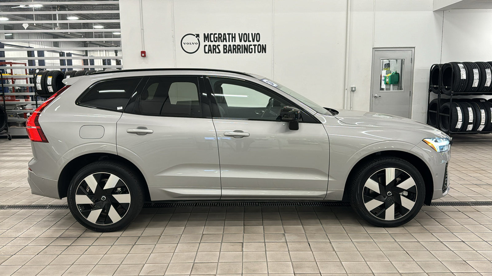 2024 Volvo XC60 Recharge Plug-In Hybrid Plus Dark Theme 3