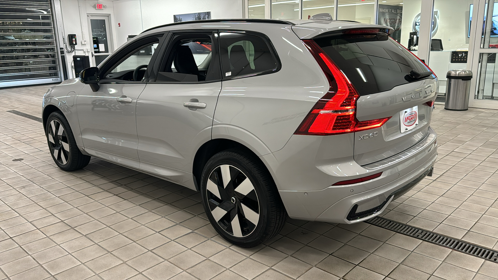 2024 Volvo XC60 Recharge Plug-In Hybrid Plus Dark Theme 6