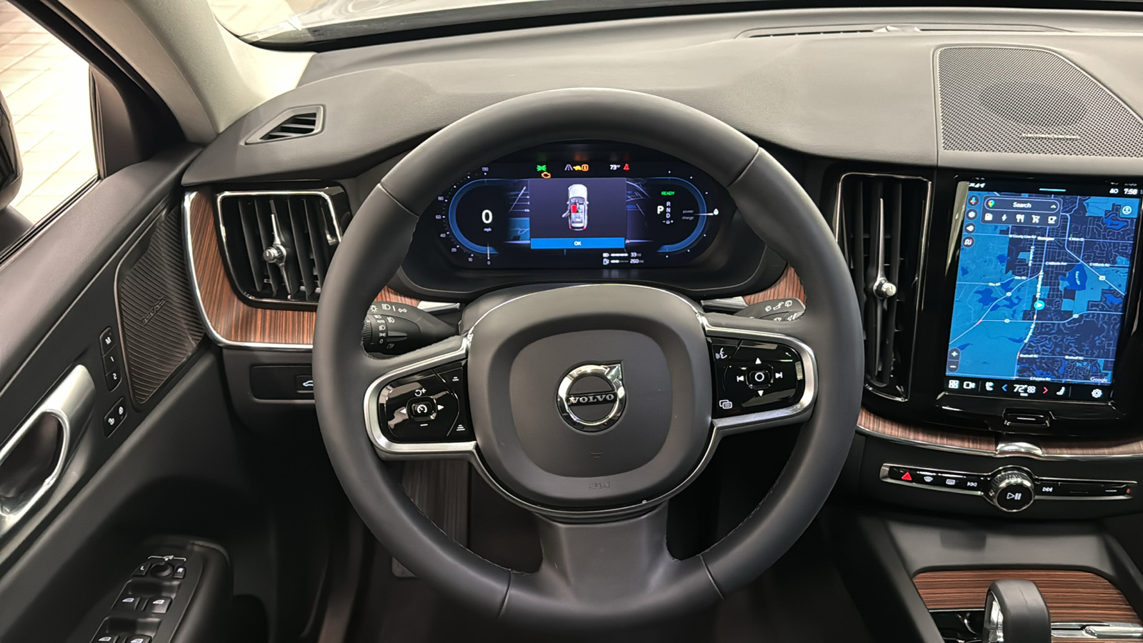 2024 Volvo XC60 Recharge Plug-In Hybrid Plus Dark Theme 11