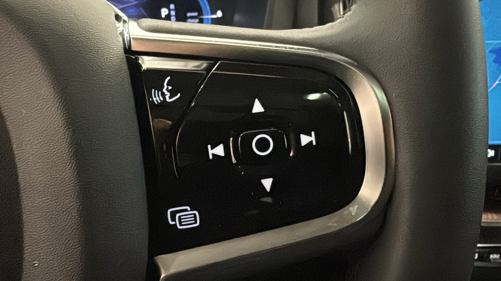 2024 Volvo XC60 Recharge Plug-In Hybrid Plus Dark Theme 13