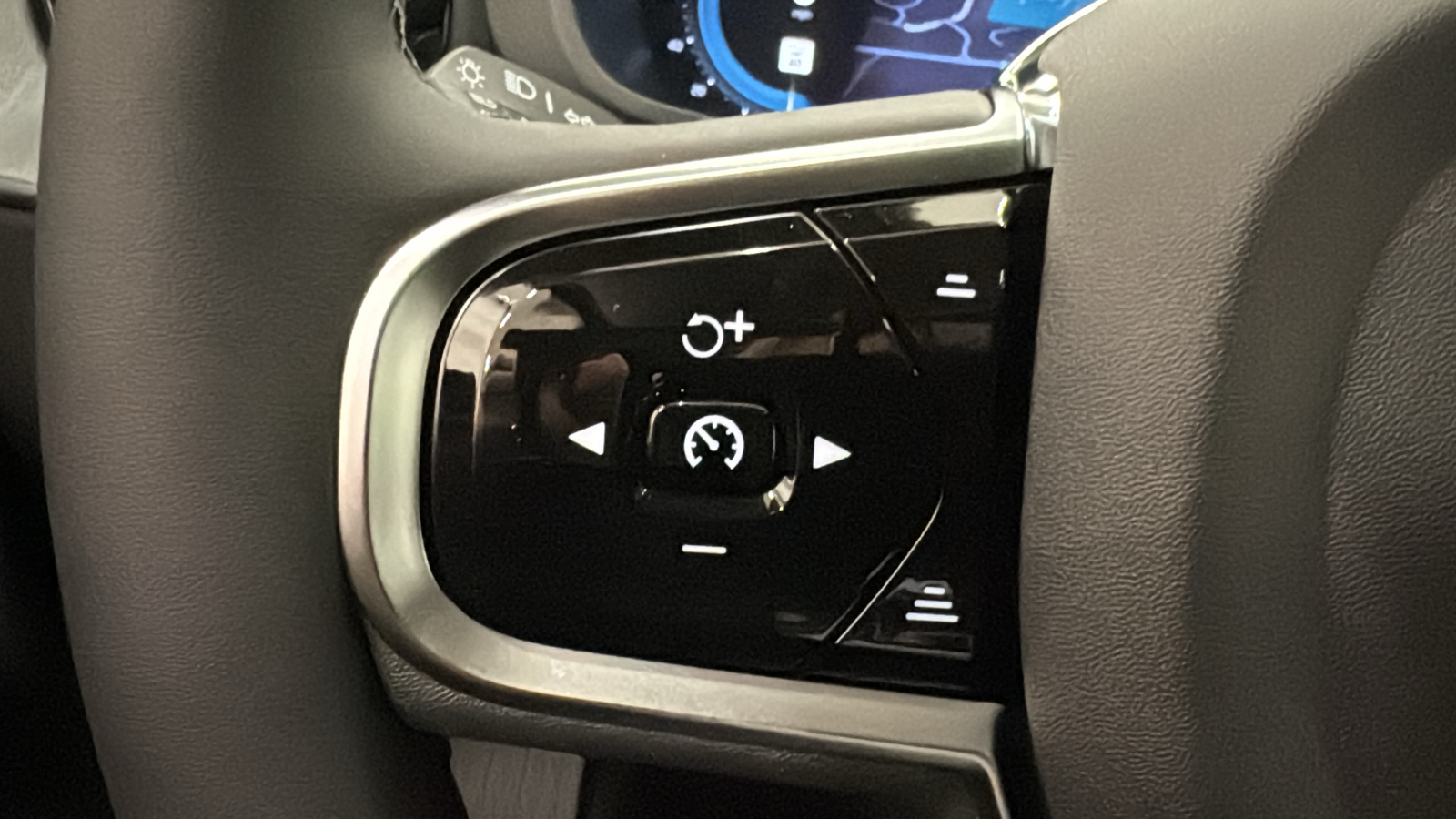 2025 Volvo XC60 Plug-In Hybrid Plus 12