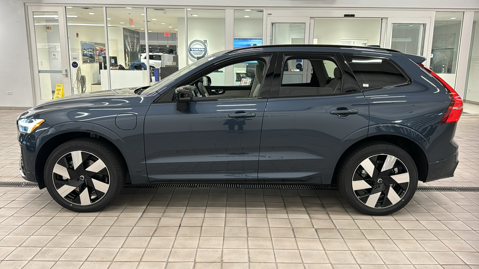 2025 Volvo XC60 Plug-In Hybrid Plus 7