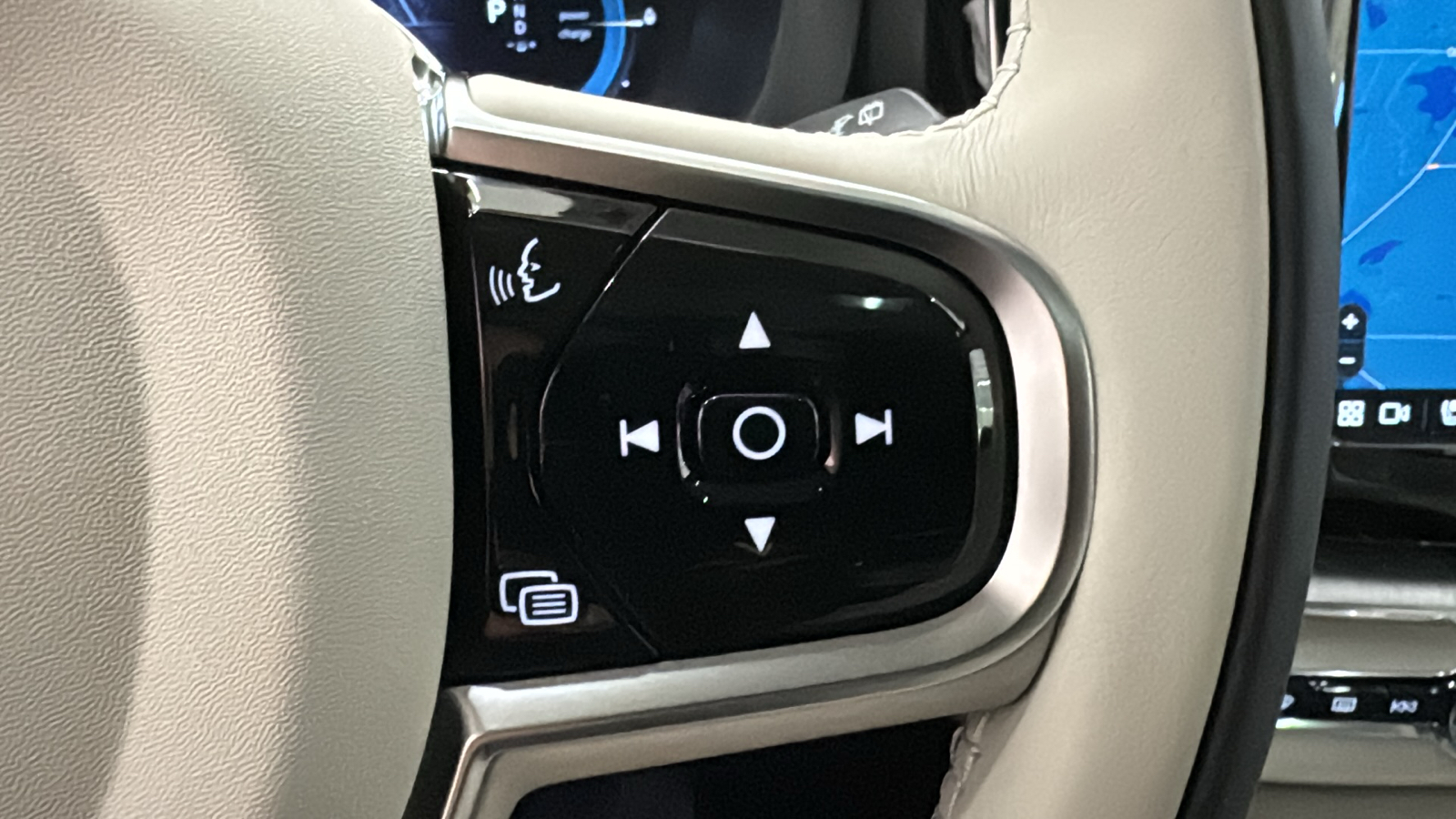 2025 Volvo XC60 Plug-In Hybrid Plus 13