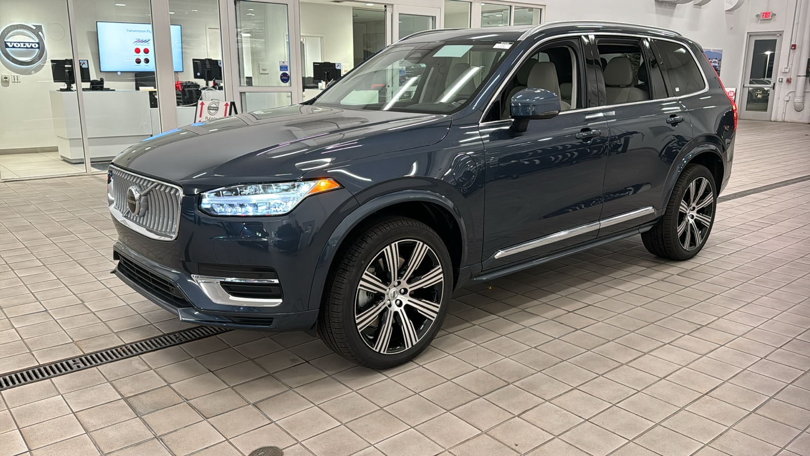 2025 Volvo XC90 Plug-In Hybrid Core 8