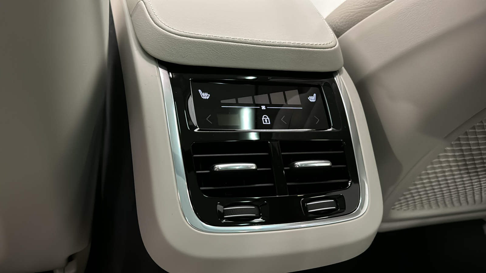 2025 Volvo XC90 Plug-In Hybrid Core 27