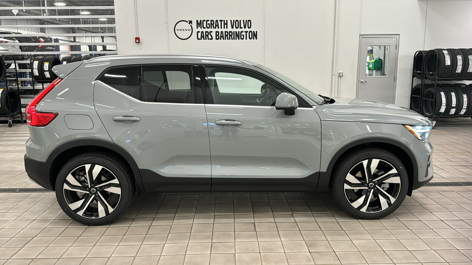 2025 Volvo XC40 Plus Bright Theme 3