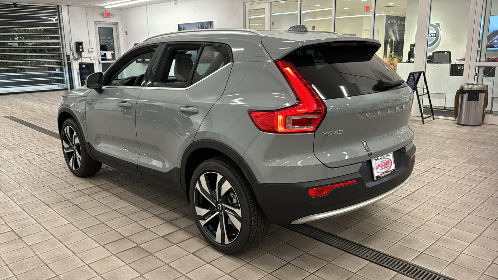 2025 Volvo XC40 Plus Bright Theme 6